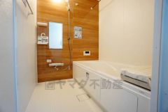 1日の疲れを癒すくつろぎのバスルーム。足を伸ばしてもゆったりと入れるサイズです。お子様と一緒にお風呂に入っても狭くないですね^^