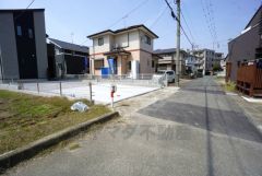 車の通行が少なく小さなお子様がいるご家庭でも安心して過ごせます＾＾大型車の通行がほとんどなく、騒音や振動が少ないので静かで快適な生活を送れます。