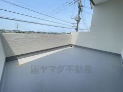幅広のインナーバルコニーは洗濯物を守りやすく、眩しすぎる日差しも和らげます。