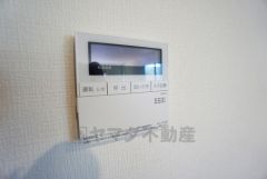 給湯器リモコンはキッチン横からボタンひとつで操作が楽々。通話ボタン付きでお子様とも会話ができて安心です。