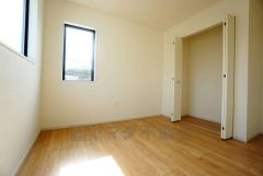 2面採光を確保した明るい室内は、風通しも良く、大変居心地の良い空間となっております。爽やかな風を感じて起きる朝は、快適生活の始まりに。