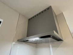 調理により発生する油煙や臭いを吸い込み、屋外へ排気してくれます。