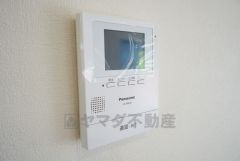 同仕様写真。防犯性、セキュリティ対策に安心できるテレビモニター付きインターフォンです。セールスマン対策にもなり安心できます。