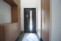 たっぷり収納できるシューズボックスです。家族全員の靴がきれいに整頓できます。棚の上にお花や写真を飾っても良いですね。