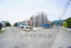 前面道路東側4ｍ、北側6.27ｍ。 北側は車の離合もスムーズにできます＾＾ 一戸建ての多いエリア。落ち着いた雰囲気で快適な生活を送れます。
