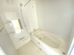 足を伸ばせる浴槽で毎日の疲れを癒してください。お子様と入っても十分ゆったりサイズです。