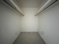 収納力豊富なウォークインクローゼット付き。洋服や小物などを1箇所にまとめて美しい収納を実現します。