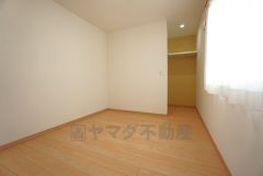 暖かい日差しが差し込む洋室。たっぷり収納できるクローゼット付きでお部屋の中をすっきりと快適に保てます。