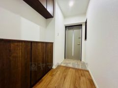 たっぷり収納できるシューズボックスです。家族全員の靴がきれいに整頓できます。棚の上にお花や写真を飾っても良いですね。