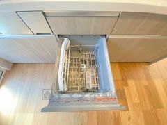 家事の時間が短縮できる食器洗浄乾燥機付。後片付けもラクラクです。 食器を洗う手間が減るので家族とのコミュニケーションの時間や自分の時間が増えますね。