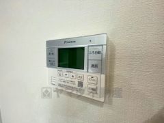 キッチン横からお湯張り、追い炊き、足し湯がボタン一つで楽々操作できる給湯機リモコンです＾＾忙しい夕飯の準備の時間帯に重宝しますね。
