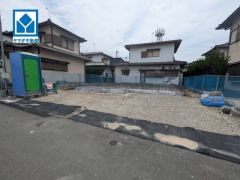 オール電化・オールフローリングの4LDK＾＾ 小学校、スーパー、コンビニが徒歩10分以内にあり利便性の良い場所となっております＾＾