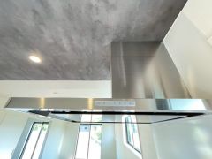 調理により発生する油煙や臭いを吸い込み、屋外へ排気してくれます。