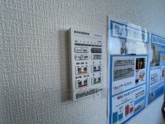 雨の日の洗濯も安心できる浴室暖房乾燥機付き浴室。リモコンで操作もボタン1つで簡単。 浴室暖房乾燥機には、暖房、乾燥、涼風、換気の4つの機能が付いています。タイマー付きです。