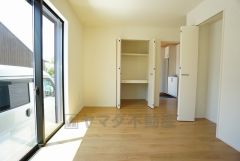 木目調のシンプルデザインで落ち着きと安らぎの空間に仕上げています。各部屋に収納が完備されているので、お荷物が多くなっても安心の設計です。