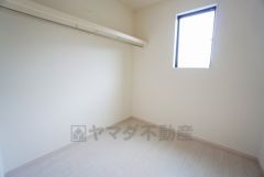 収納力豊富なファミリクローク付き。洋服や小物などを1箇所にまとめて美しい収納を実現します。