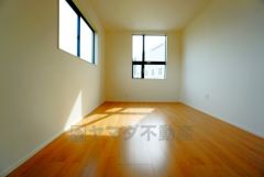 2面採光を確保した明るい室内は、風通しも良く、大変居心地の良い空間となっております。爽やかな風を感じて起きる朝は、快適生活の始まりに。