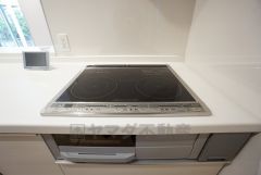 汚れてもサッとふける、お手入れのしやすいIHクッキングヒーター。オール電化なので経済的です。