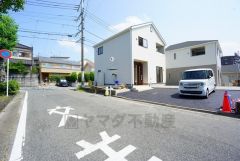 前面道路は南西側10.4ｍ、北西側に9.04ｍ。お車の離合もスムーズです＾＾ 大野城イオンまで車で約13分＾＾（3.9ｋｍ） ショッピングを楽しめます＾＾