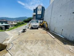 カースペースは2台付き。ご夫婦で1台づつ所有できます＾＾ 前面道路は交通量が少なく小さなお子様がいるご家庭も安心です＾＾