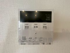 キッチン横からお湯張り、追い炊き、足し湯がボタン一つで楽々操作できる給湯機リモコンです＾＾忙しい夕飯の準備の時間帯に重宝しますね。