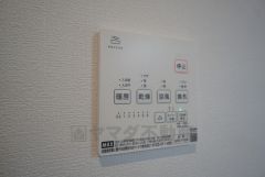 雨の日の洗濯も安心できる浴室暖房乾燥機付き浴室。リモコンで操作もボタン1つで簡単。 浴室暖房乾燥機には、暖房、乾燥、涼風、換気の4つの機能が付いています。タイマー付きです。