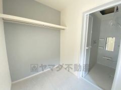 洗面室収納あり。パイプハンガー付きで衣類の収納に便利です＾＾