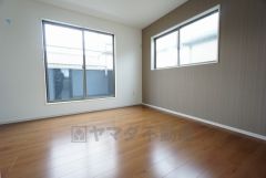 2面採光を確保した明るい室内は、風通しも良く、大変居心地の良い空間となっております。爽やかな風を感じて起きる朝は、快適生活の始まりに。