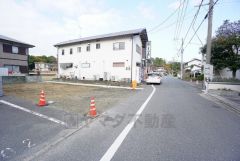 前面道路は、公道南東側約5ｍ、西側約5ｍ。幅広いため車の離合や駐車がスムーズです＾＾