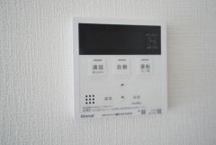 給湯器リモコンはキッチン横からボタンひとつで操作が楽々。通話ボタン付きでお子様とも会話ができて安心です。