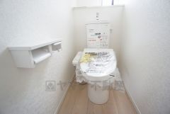 温水洗浄機付トイレです。節水機能もあるので、安心して使えますね。もちろん、1階2階の2ヶ所にトイレがあるので、忙しい朝にもゆとりができますね。