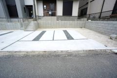 駐車スペースはゆとりある2台分を確保。マイカー用に、お客さま用に、余裕を持ってご利用いただけます。