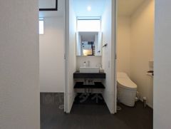 三面鏡つき洗面台。収納も一体型になっているので、ドライヤーやヘアアイロンの置き場に困りませんね。