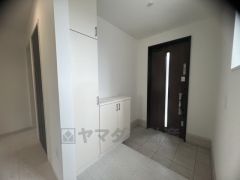 たっぷり収納できるシューズボックスです。家族全員の靴がきれいに整頓できます。棚の上にお花や写真を飾っても良いですね。