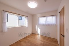 ナチュラル色のフローリングで開放的な優しい雰囲気になっています＾＾