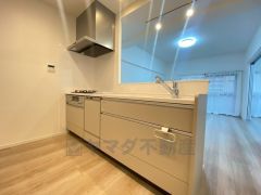 対面式カウンターキッチンでお子様の様子が見守れます。カウンタートップは耐熱性に優れており、日ごろのお掃除もふき取るだけでＯＫ。ステンレスシンクも簡単にお掃除できますよ。