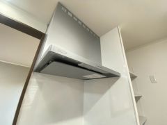 調理により発生する油煙や臭いを吸い込み、屋外へ排気してくれます。