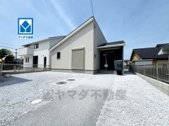 平屋建て住宅＾＾ リビングと隣接する和室を一体利用すると広々約22帖。洗面室収納・リビング収納完備＾＾