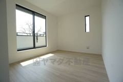 2面採光を確保した明るい室内は、風通しも良く、大変居心地の良い空間となっております。爽やかな風を感じて起きる朝は、快適生活の始まりに。