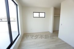 同仕様写真。住む人のこだわりを活かす洋室＾＾日当たりがよく、寝室としての利用もおすすめ。広めのクローゼットもあり荷物もすっきり片付けれ、ゆとりのある暮らしが出来ます＾＾