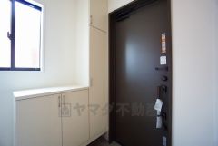 たっぷり収納できるシューズボックスです。家族全員の靴がきれいに整頓できます。棚の上にお花や写真を飾っても良いですね。