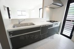 対面式カウンターキッチンでお子様の様子が見守れます。カウンタートップは耐熱性に優れており、日ごろのお掃除もふき取るだけでＯＫ。ステンレスシンクも簡単にお掃除できますよ。