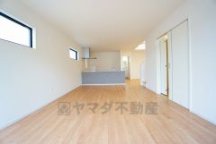 家族が集まる開放的なリビング。約24.2帖の大空間で毎日のお食事が楽しみです＾＾思い思いの時間を過ごしたり、家族みんなで食事をしたり、素敵な団らんの場になりますね。