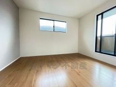 住む人のこだわりを活かす洋室＾＾日当たりがよく、寝室としての利用もおすすめ。広めのクローゼットもあり荷物もすっきり片付けれ、ゆとりのある暮らしが出来ます＾＾