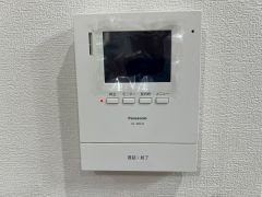 防犯性、セキュリティ対策に安心できるテレビモニター付きインターフォンです。セールスマン対策にもなり安心できます。