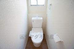 温水洗浄機付トイレです。節水機能もあるので、安心して使えますね。もちろん、1階2階の2ヶ所にトイレがあるので、忙しい朝にもゆとりができますね。