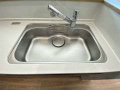広々とした凸型シンクに洗剤ポケットを標準装備。大きなお鍋など洗いやすいです。洗剤や石鹸、スポンジもすっきりできる収納付き。
