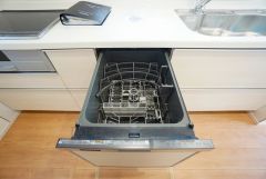 家事の時間が短縮できる食器洗浄乾燥機付。後片付けもラクラクです。 食器を洗う手間が減るので家族とのコミュニケーションの時間や自分の時間が増えますね。