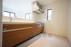 対面式カウンターキッチンでお子様の様子が見守れます。カウンタートップは耐熱性に優れており、日ごろのお掃除もふき取るだけでＯＫ。ステンレスシンクも簡単にお掃除できますよ。