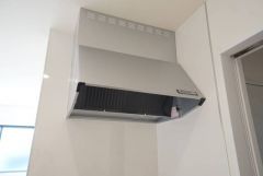調理により発生する油煙や臭いを吸い込み、屋外へ排気してくれます。